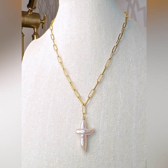 Freshwater pearl cross charm on 18kt gold plated 18” paperclip chain - Picture 3 of 6